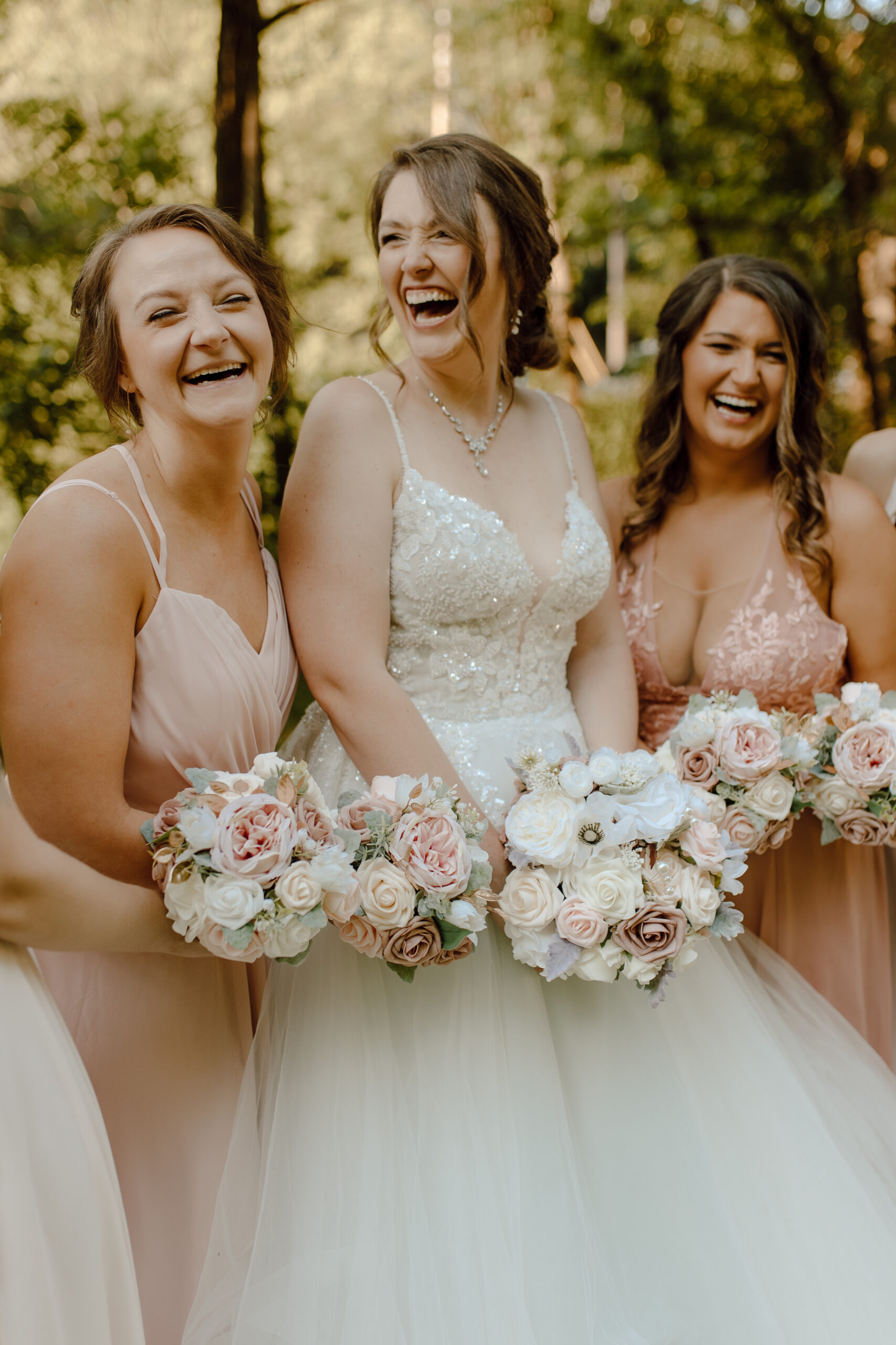 Make your Kentucky wedding album extraordinary with simple expert tips. Create unforgettable moments beyond ordinary photos. Kentucky Wedding Photographer, Winchester KY